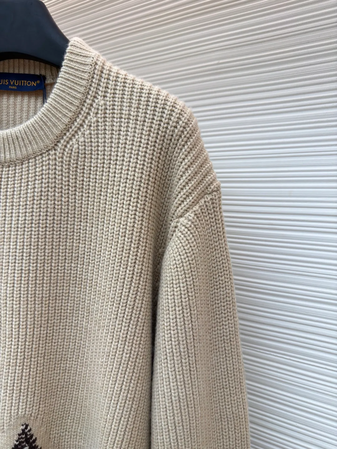 LOUIS VUITTON three-flowered crew neck sweater ●Original version: Purchased and developed for 13200 ●Item number: 1681552-B50 ●Fabric: wool blended fabric ●Technology: Knitted ●Color: Khaki ●Version: Fitted version ●Weight: about 970 grams ●Size: XS-S-M-L ●Description: The wool is made of high-quality wool yarn, one of the must-have wool materials for high-end goods. It is knitted with a Cixing 5-needle machine and a jacquard weave. Each piece takes 270 minutes per piece, parallel average speed, multi-color partial jacquard craftsmanship, and is made by an experienced master who takes 3 days to cut out the drawings. Specific three-label washing, the overall wiring is straight and delicate, the fabric is comfortable and soft, the color is consistent and there is no color difference. It can be matched with the same style to create a fashionable look, and can be used in various occasions. Customized accessories, complete with three standards, same style for men and women!